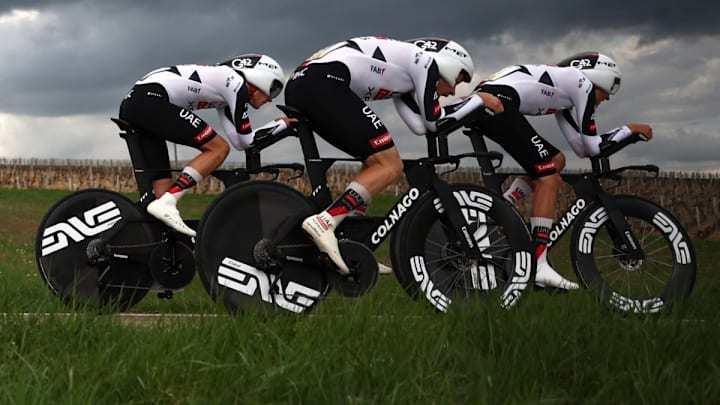 Isaac del Toro y sus compañeros del equipo UAE.