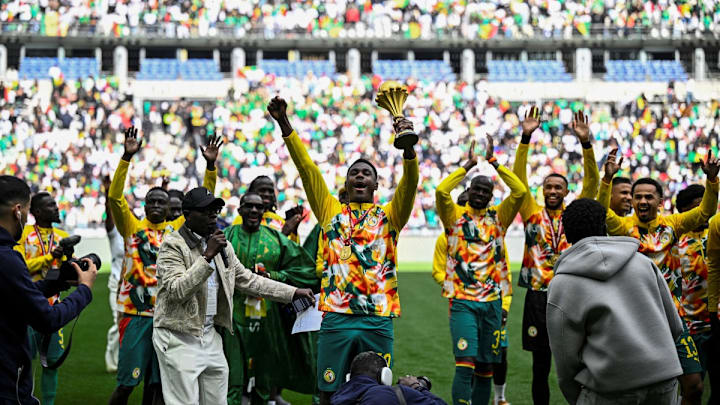 Jugadores de Senegal mostrando el trofeo de la Copa Africana de naciones a sus aficionados. Jugadores de Senegal mostrando el trofeo de la Copa Africana de naciones a sus aficionados.