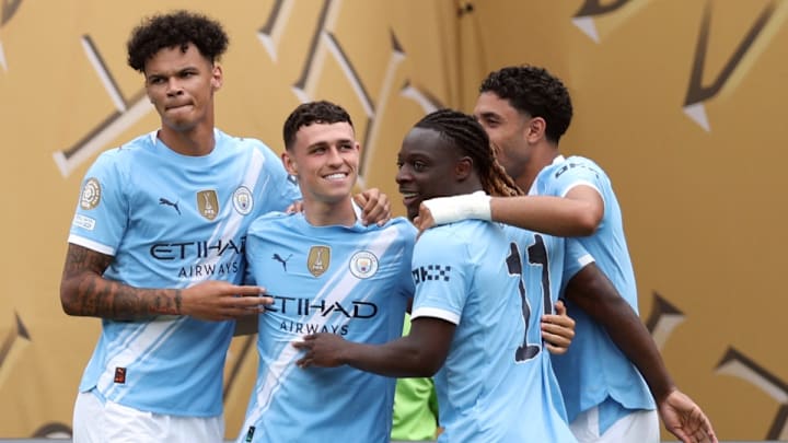 Phil Foden es felicitado por su gol ante el Wydad Casablanca.