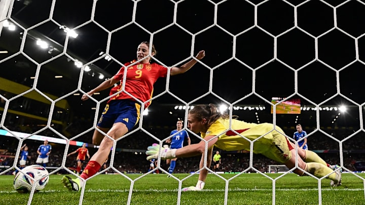 Esther Gonzalez anota el tercer gol de España en la remontada de 3-1 frente a Italia. Las chicas de La Roja enfrentarán a la anfitriona Suiza en los cuartos de final de la Eurocopa femenina 2025.