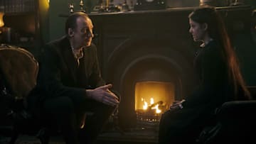 Sherlock & Daughter -- “The Challenge” -- Image Number: SAD101a_0106r -- Pictured (L-R): David Thewlis as Sherlock Holmes and Blu Hunt as Amelia -- Photo: Fionn McCann/Starlings Entertainment -- © 2025 Starlings Entertainment. All Rights Reserved.