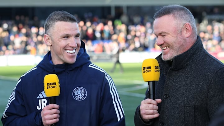John Rooney (i), es entrevistado por su hermano Wayne Rooney, previo a la hazaña conseguida por el Macclesfield.