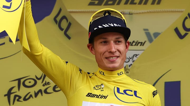 El belga Jasper Philipsen se enfundó el maillot amarillo de la Tour de Francia.