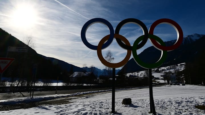 Los aros olímpicos en la sede del biatlón, a la espera de los competidores en los Juegos de Invierno en Italia.