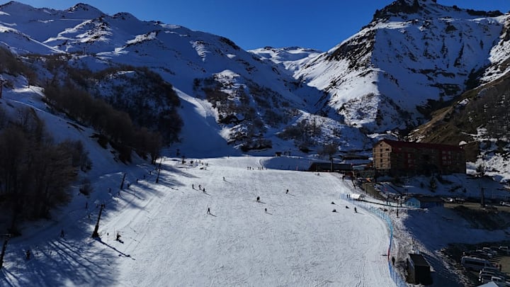 Chilenos, argentinos, europeos y brasileños disfrutan de esquiar un bosque nativo -con robles, coihue o raulíes- en las pistas más extensas de Sudamérica. Chilenos, argentinos, europeos y brasileños disfrutan de esquiar un bosque nativo -con robles, coihue o raulíes- en las pistas más extensas de Sudamérica.
