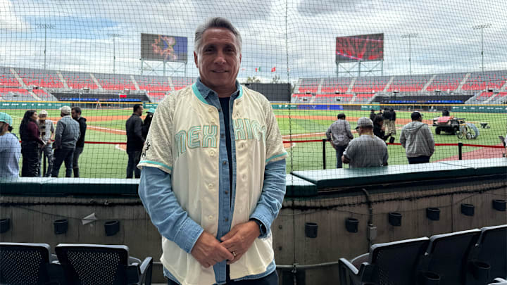 El exfutbolista Manuel Negrete durante el Juego de Estrellas de la Liga Mexicana de Beisbol
