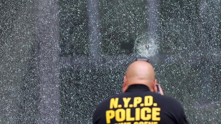 Imagen de un impacto del arma del tirador que aparentemente buscaba llegar a las oficinas de la NFL en Nueva York. Imagen de un impacto del arma del tirador que aparentemente buscaba llegar a las oficinas de la NFL en Nueva York.
