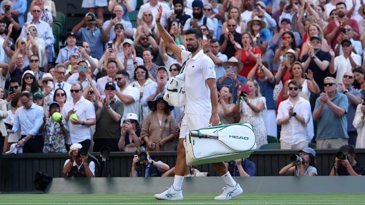 Novak Djokovic se despide del público en la Centre Court tras caer ante Jannik Sinner en semifinales de Wimbledon. A sus 38 años, el serbio promete regresar "al menos una vez más".
