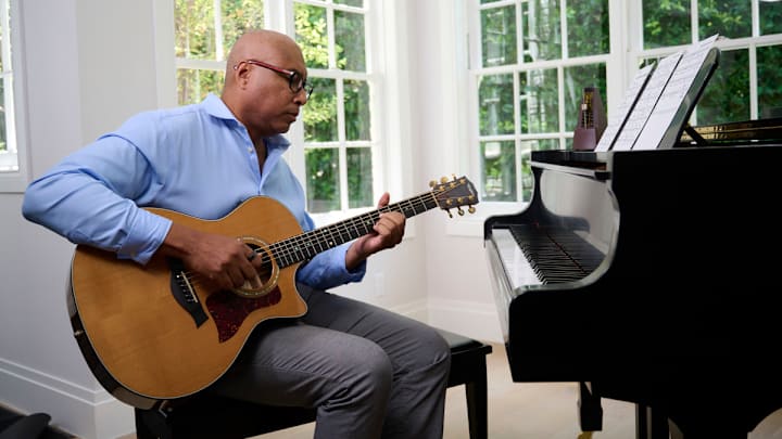New York Yankees legend Bernie Williams plays guitar for the Tune In To Lung Health campaign.