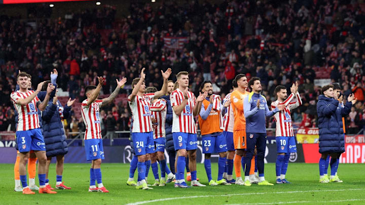 EL Atlético de Madrid agradece la ovación de su gente tras eliminar con autoridad al Barcelona. EL Atlético de Madrid agradece la ovación de su gente tras eliminar con autoridad al Barcelona.