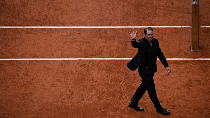 El extenista español Rafael Nadal saluda mientras abandona la cancha durante una ceremonia en su honor en la cancha Philippe-Chatrier El extenista español Rafael Nadal saluda mientras abandona la cancha durante una ceremonia en su honor en la cancha Philippe-Chatrier