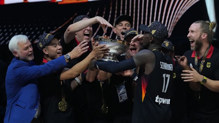 Alemania revalida su título europeo de basquetbol de la mano del coach español Álex Mumbrú.