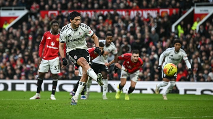 Raúl Jiménez cobra el penalti que significó el gol 200 de su carrera