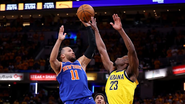 Jalen Brunson, de los New York Knicks, dispara ante la marca de Aaron Nesmith, de los Indiana Pacers. 