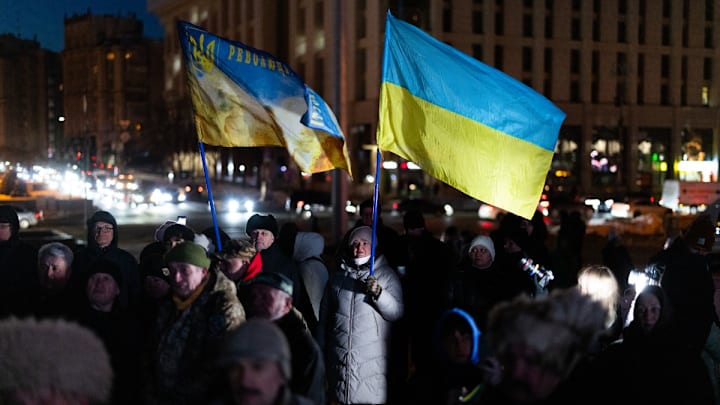 Personas se reúnen en la Plaza de la Independencia para un evento del “Centenar Celestial” en conmemoración de quienes murieron durante las protestas masivas del Euromaidán, al marcar el 12.º aniversario del levantamiento en Ucrania, en Kiev Personas se reúnen en la Plaza de la Independencia para un evento del “Centenar Celestial” en conmemoración de quienes murieron durante las protestas masivas del Euromaidán, al marcar el 12.º aniversario del levantamiento en Ucrania, en Kiev