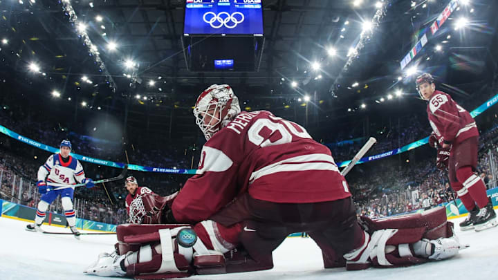 El portero de Letonia tuvo un día complicado frente a la arrolladora delantera de Estados Unidos, en Milán-Cortina.