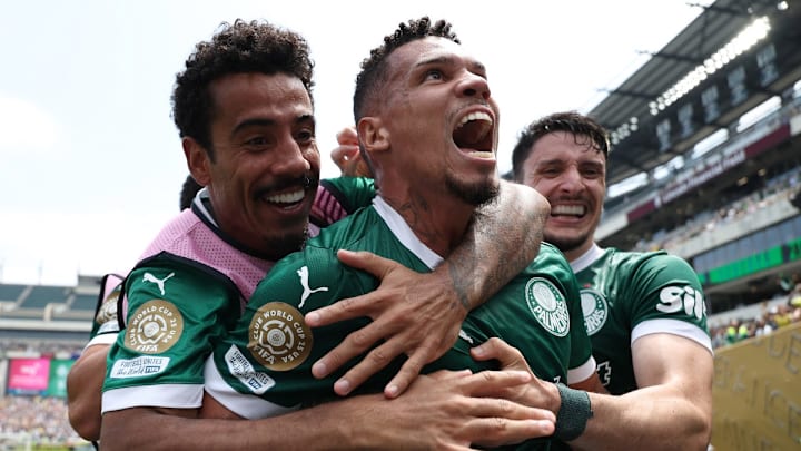 Paulinho (c) es felicitado por sus compañeros por el gol que le dio el pase a Palmeiras a los Cuartos de Final del Mundial de Clubes.