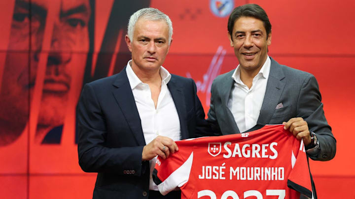 José Mourinho es presentado como nuevo técnico del Benfica; aquí junto al presidente del equipo, Rui Costa.