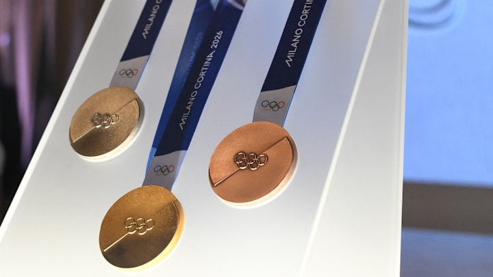 Italia presentó las medallas que recibirán los atletas en los próximos Juegos Olímpicos de Invierno de Milán-Cortina en febrero de 2026.
