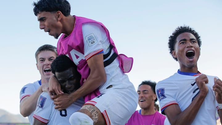 Brooklyn Raines (C) celebra con Zavier Gozo (D) y Reed Baker-Whiting (arriba) después de el segundo gol de EEUU sobre Francia. El resultado final fue de 3-0.
