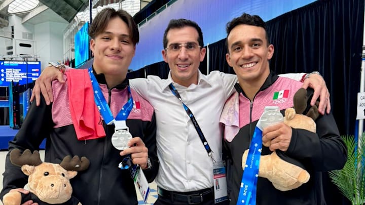 Rommel Pacheco (c), titular de la Conade, junto a los clavadistas Osmar Olvera (i) y Juan Celaya (d).