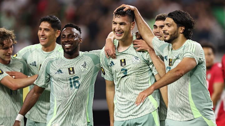 César Montes (3) aporta carácter a la columna vertebral de la Selección Mexicana. Aquí con Julián Quiñones (16) y Raúl Jiménez (derecha). César Montes (3) aporta carácter a la columna vertebral de la Selección Mexicana. Aquí con Julián Quiñones (16) y Raúl Jiménez (derecha).