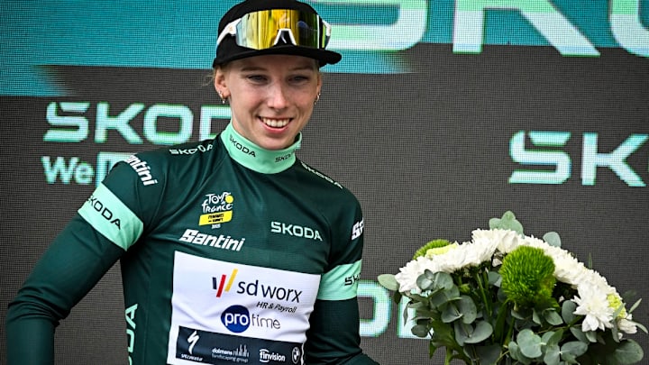 La neerlandés Lorena Wiebes gana la tercera etapa del Tour de Francia femenil. Marianne Vos, también de Países Bajos, porta el suéter amarillo.