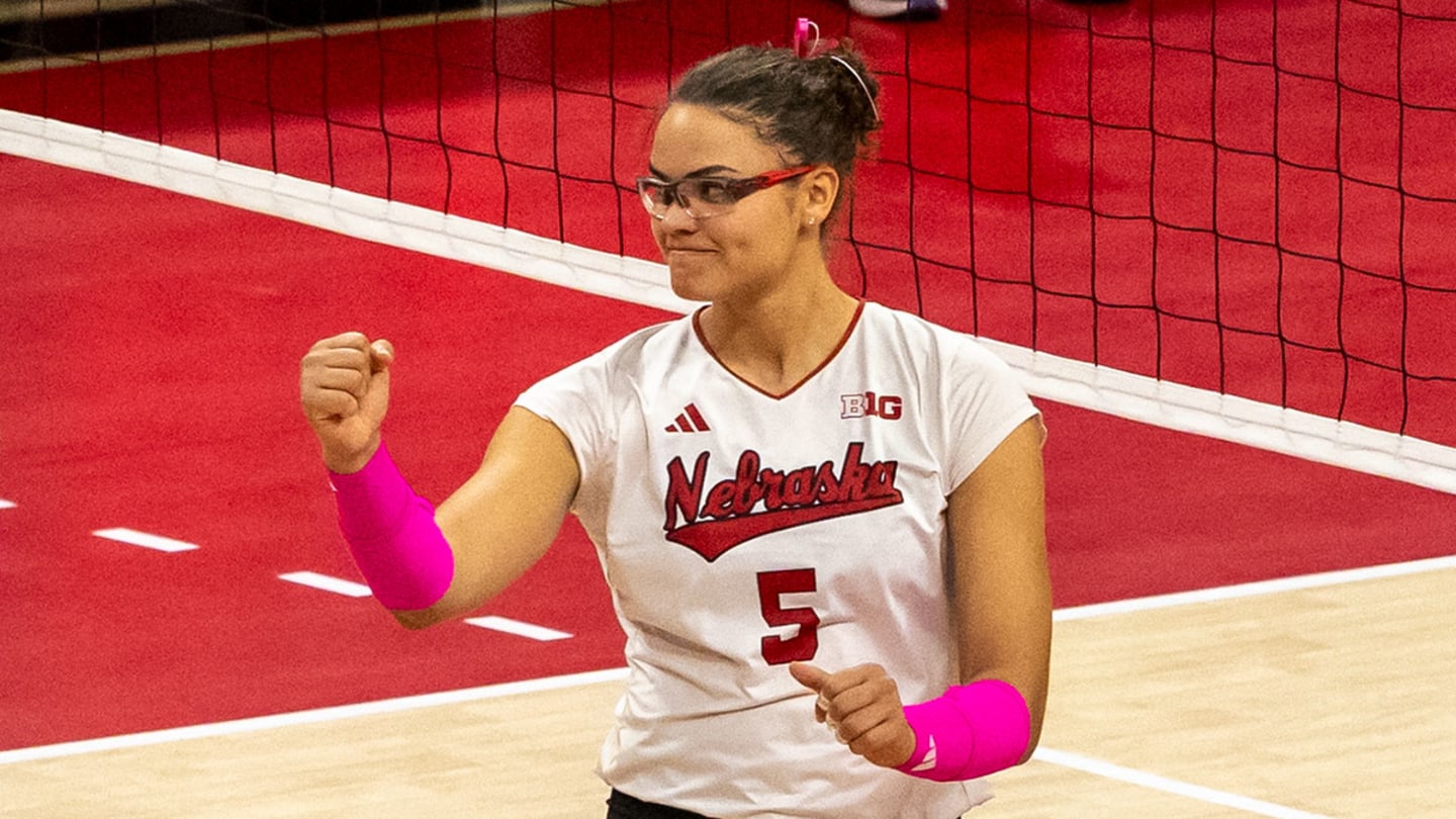 Nebraska Volleyball Sweeps Northwestern for 10th Consecutive Win