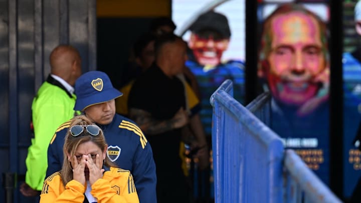 Decenas de hinchas de Boca Juniors se dieron cita en La Bombonera para despedir a Miguel Ángel Russo.