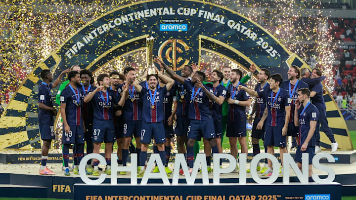 El PSG se llenó de gloria al ganar la Copa Intercontinental y lograr el sextete. El PSG se llenó de gloria al ganar la Copa Intercontinental y lograr el sextete.