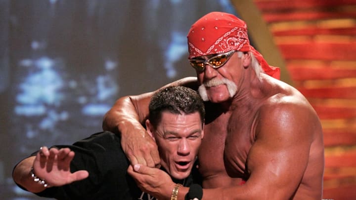 El luchador Hulk Hogan (derecha) aplica una llave al campeón de WrestleMania John Cena durante los Teen Choice Awards 2005. La leyenda rebasó a quien alguna vez fue conocido como Terry Bollea.
