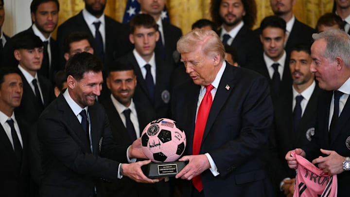 Messi le entrega un balón al presidente Trump.