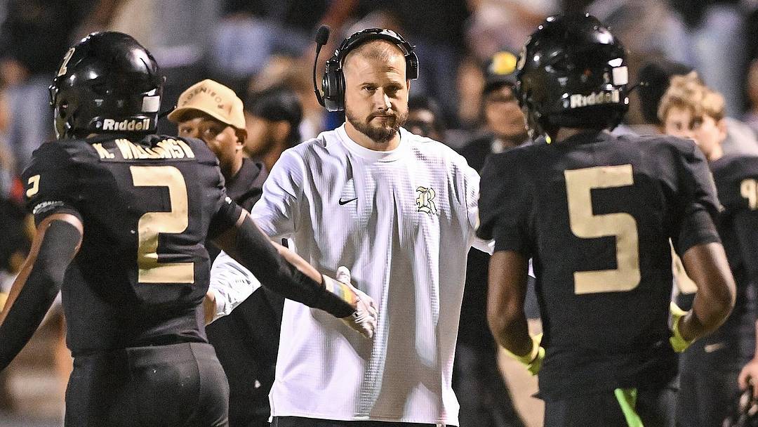 Pulaski Robinson coach Tyler Uptergrove (center)