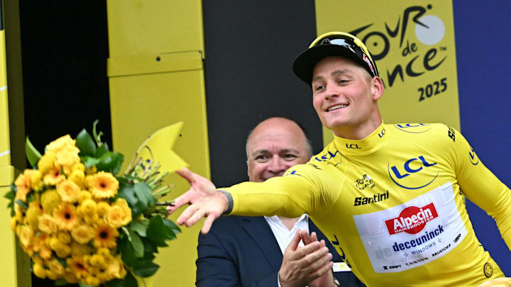 El ciclista neerlandés Mathieu van der Poel, del equipo Alpecin-Deceuninck, celebra en el podio con el maillot amarillo de líder general tras la segunda etapa de la 112ª edición del Tour de Francia