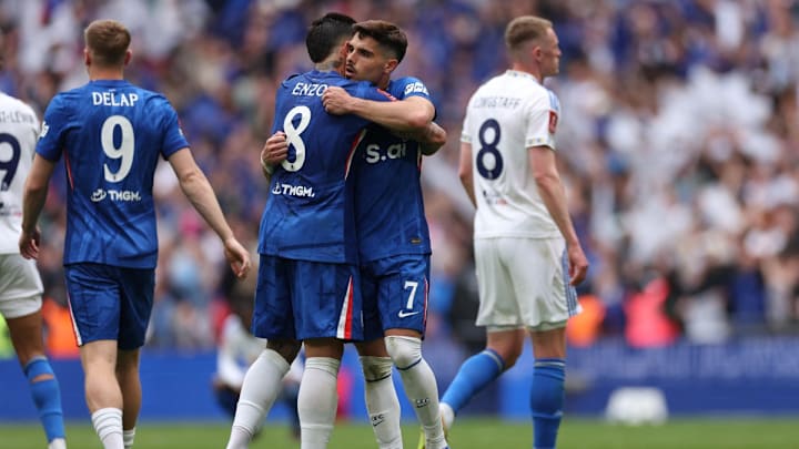 Enzo Fernandez y Pedro Neto se abrazan, tras conseguir para el Chelsea el pase a la final de la FA Cup