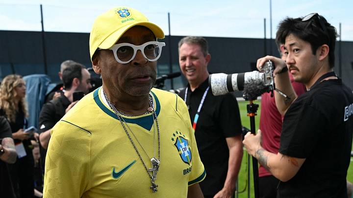 Vestido con la camiseta y una gorra de la Canarinha, Spike Lee observó el entrenamiento desde la grada. Vestido con la camiseta y una gorra de la Canarinha, Spike Lee observó el entrenamiento desde la grada.