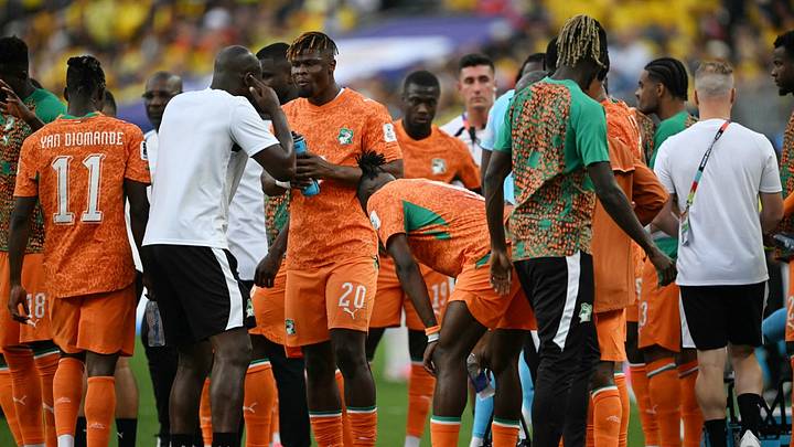 Emmanuel Agbadou y sus compañeros de Costa de Marfil aprovechan la pausa de hidratación durante el duelo frente a Ecuador en Filadelfia