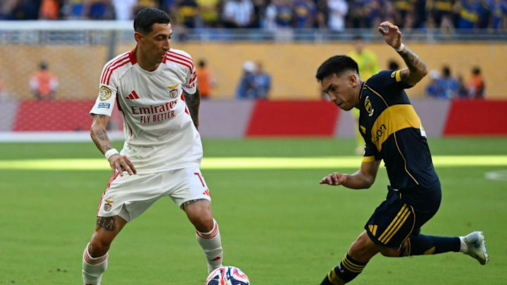 Ángel Di María (i) elude la marca de Alan Velasco, en el empate entre Benfica y Boca Juniors.