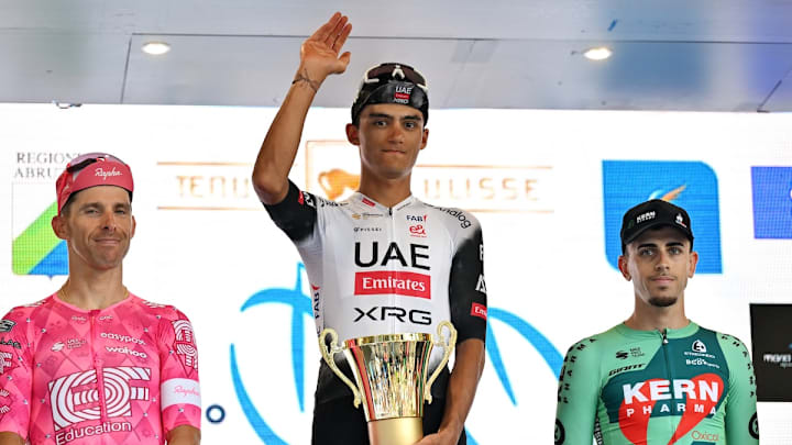 Isaac del Toro tras otro triunfo apabullante, acompañado por Rui Costa (Portugal), segundo lugar, y el español Pau Miquel, tercero, en el podio de la ceremonia de premiación tras el 77th Trofeo Matteotti 2025, en Italia. Isaac del Toro tras otro triunfo apabullante, acompañado por Rui Costa (Portugal), segundo lugar, y el español Pau Miquel, tercero, en el podio de la ceremonia de premiación tras el 77th Trofeo Matteotti 2025, en Italia.