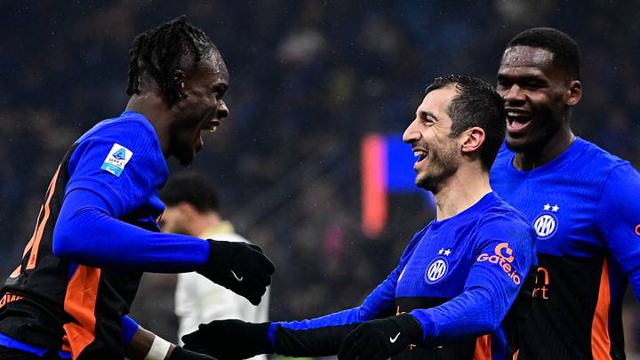 Los futbolistas del Inter de Milán remontaron y terminaron por devorar al Pisa. Aquí celebran el sexto gol del partido.
