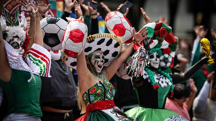 Aficionados mexicanos hicieron la ola humana más grande del mundo en el Paseo de la Reforma. Aficionados mexicanos hicieron la ola humana más grande del mundo en el Paseo de la Reforma.
