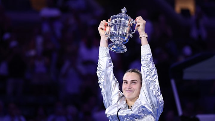 Aryna Sabalenka levanta el trofeo tras ganar el US Open.