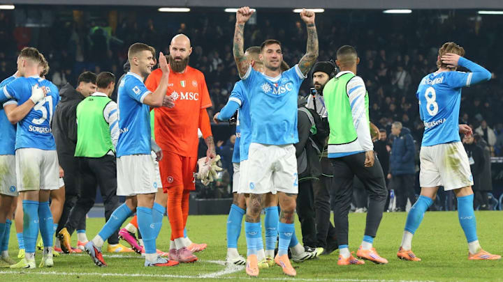 Napolés, actual campeón, suma tres derrotas al hilo y ha recuperado la cima de la Serie A italiana. Napolés, actual campeón, suma tres derrotas al hilo y ha recuperado la cima de la Serie A italiana.