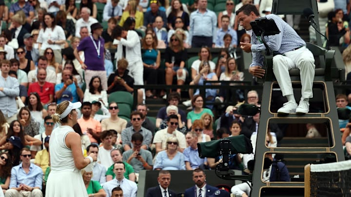 Anastasia Pavlyuchenkova dialoga con el juez de silla tras un tiro fuera no señalado por el sistema Ojo de Halcón en Wimbledon.