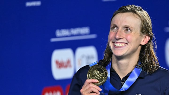 La estadounidense Katie Ledecky, con su medalla de oro tras ganar los 800m libres en Singapur.