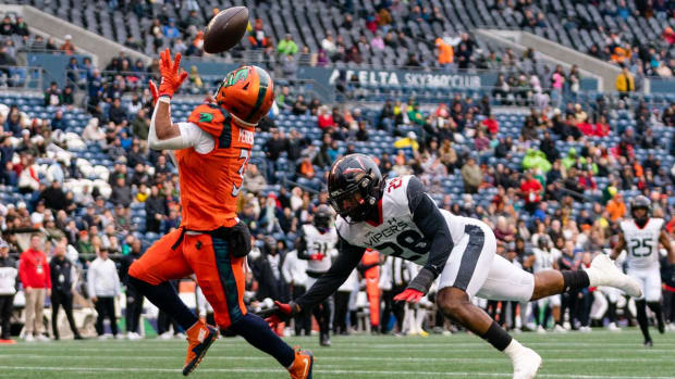 Seattle Sea Dragons wide receiver Jahcour Pearson (3) catches a touchdown pass  