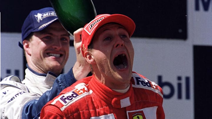Michael Schumacher bañado por su hermano Ralph. El alemán ganó siete veces el mundial de pilotos. Michael Schumacher bañado por su hermano Ralph. El alemán ganó siete veces el mundial de pilotos.
