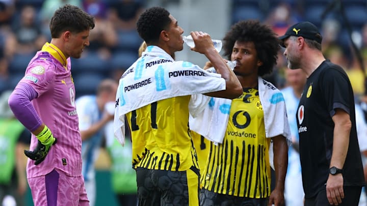 Jugadores del Borussia Dortmund se hidratan abrasados por el intenso calor de Cincinnati. Jugaron frente al Ulsan a poco más de 32 grados centígrados.