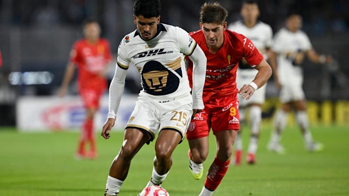 Ángel Azuaje conduciendo el balón ante el acoso de Tomás Badaloni. 