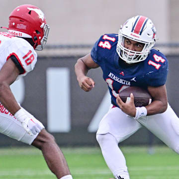 Charles Ross (left) readies for a tackle during North Shore's UIL (Texas) 6A Division I playoff win over Atascocita in Nov. 2023.